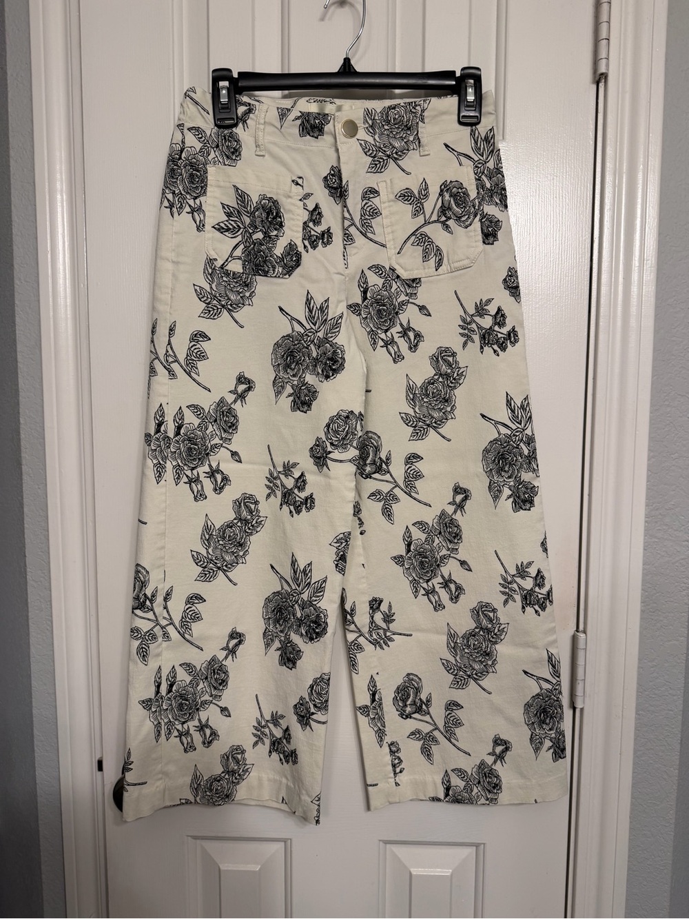 Jules & Leopold Cream Capris with Black Floral Print